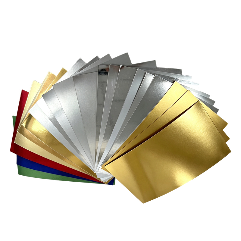 Metaliczny srebrny karton